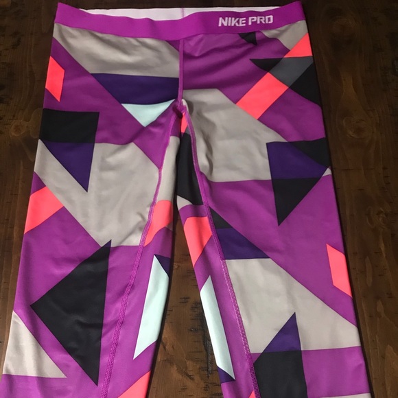 Nike Pants - Nike Pro Capri pants